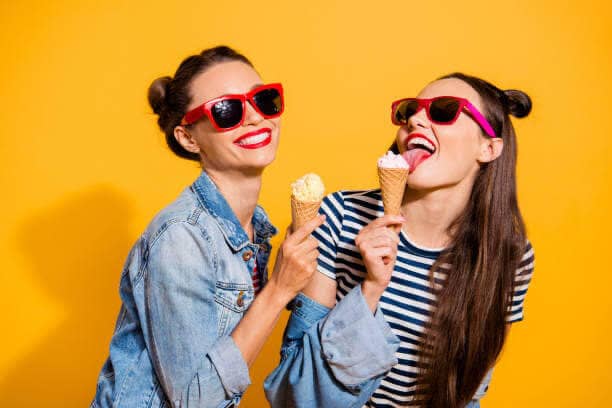 două fete se bucură de înghețată